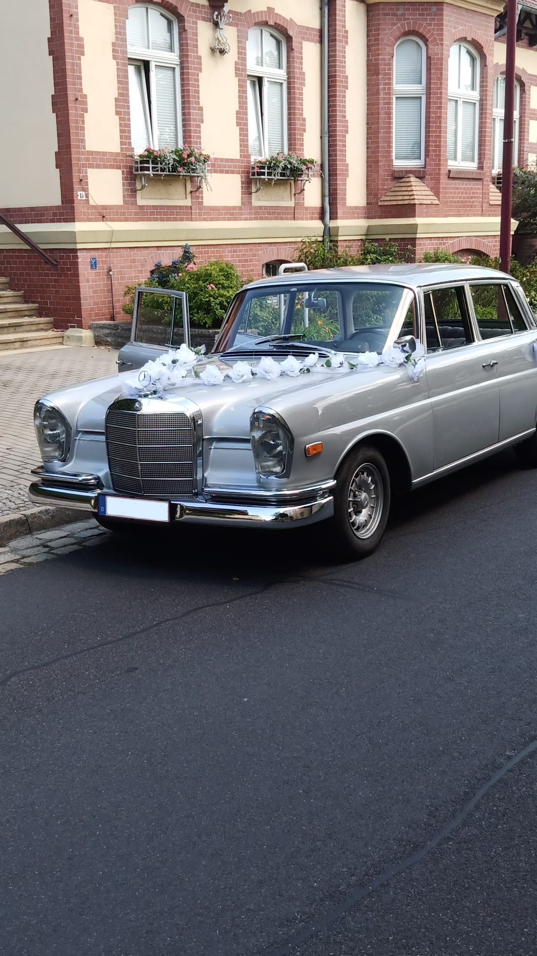 Mercedes Benz SE220 – Hochzeitsfahrzeug mit eleganter Linie