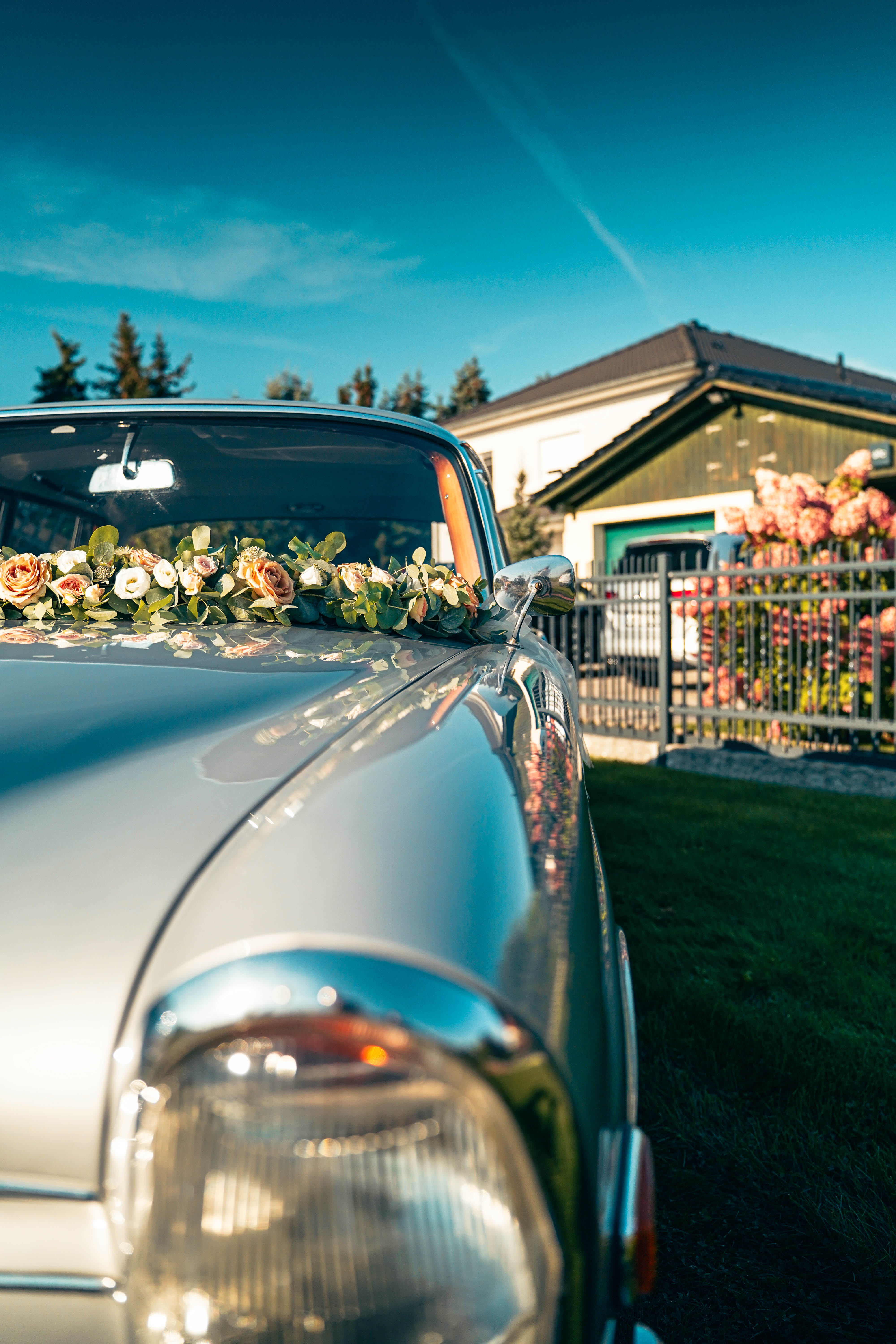 Hochzeitsauto Mercedes mit Blumenschmuck