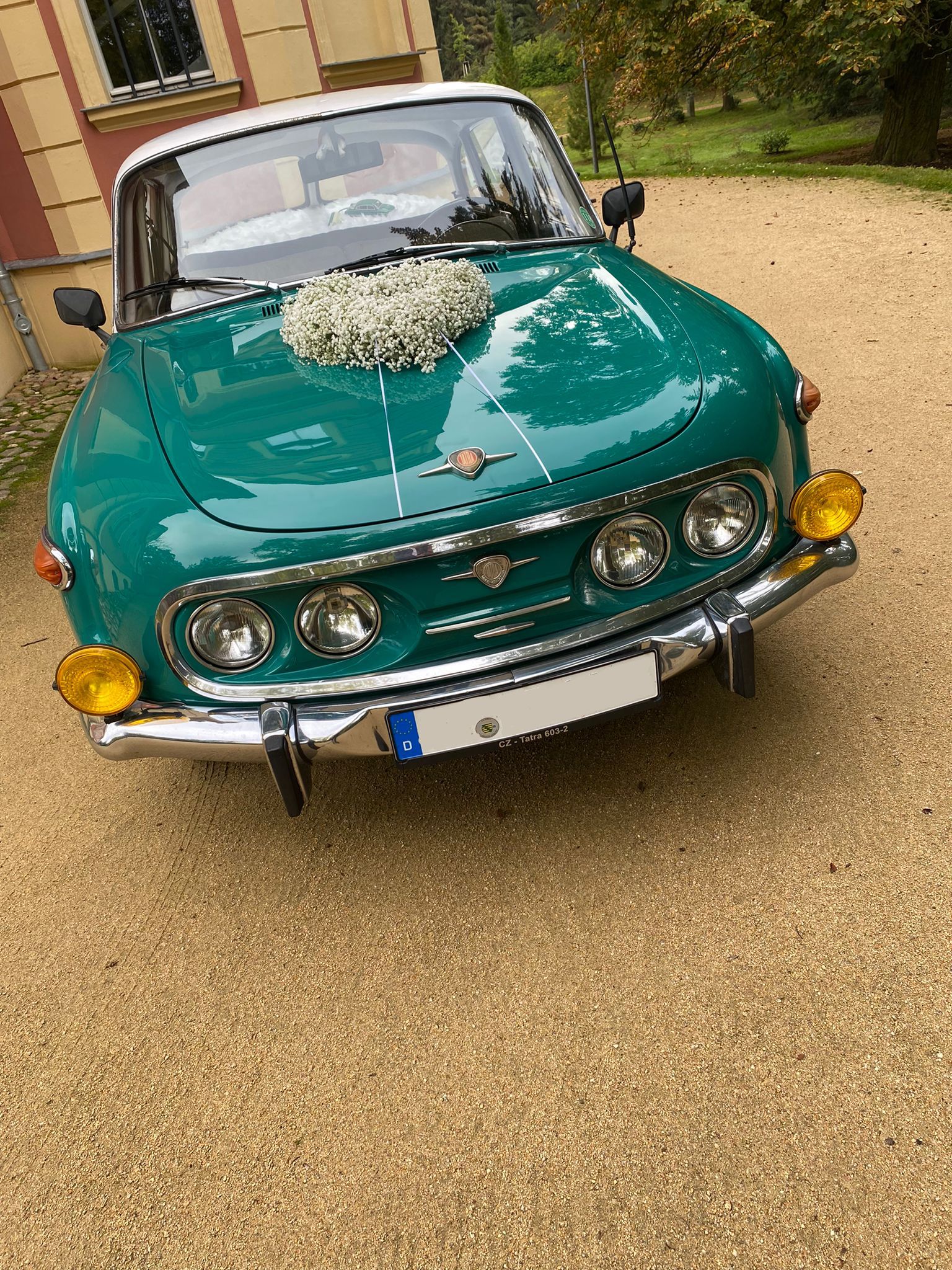 Tatra 603 V8 mit Blumendekoration